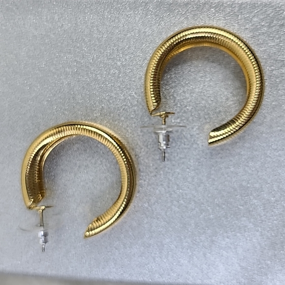 Hoop Earrings Gold Tone Omega Chain Ribbed Vintage Classic Everyday Career EUC - Picture 6 of 6